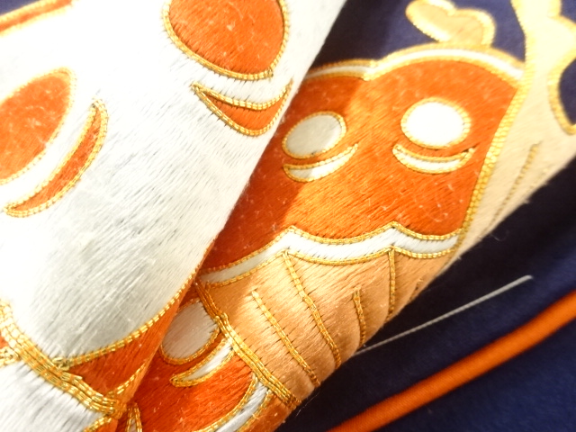  未使用品　蝶模様刺繍一つ紋付け下げ訪問着(重ね衿付き)